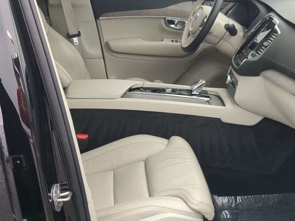 Thumbnail: 2022 Volvo XC90 - 11