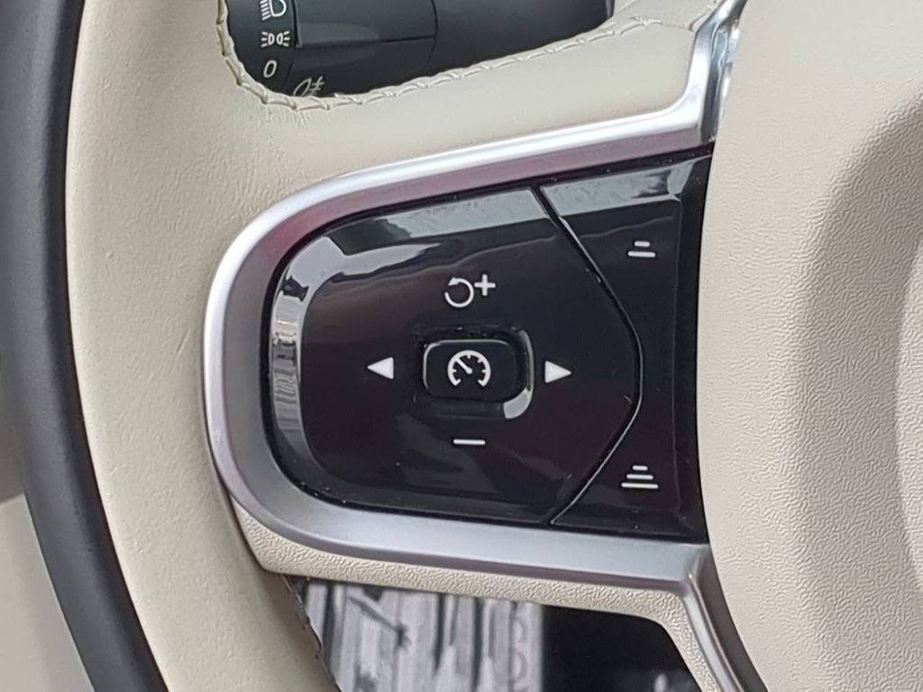 Thumbnail: 2022 Volvo XC90 - 27