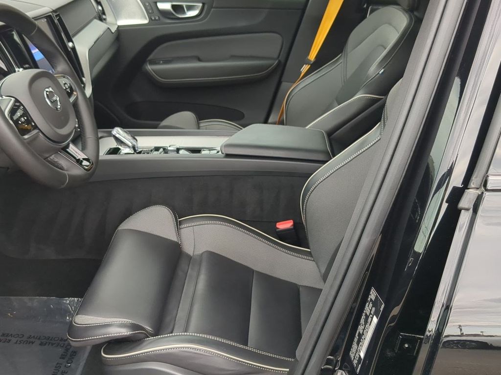 Thumbnail: 2024 Volvo XC60 - 10