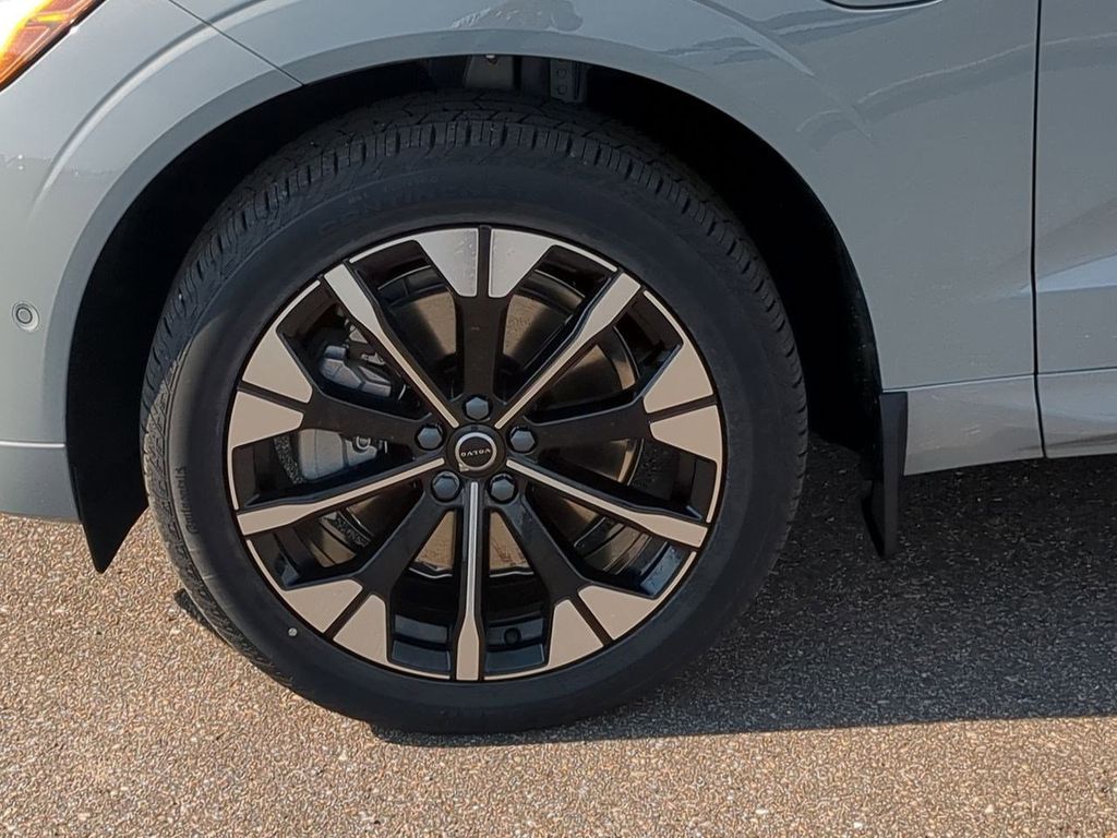 Thumbnail: 2026 Volvo XC60 - 8