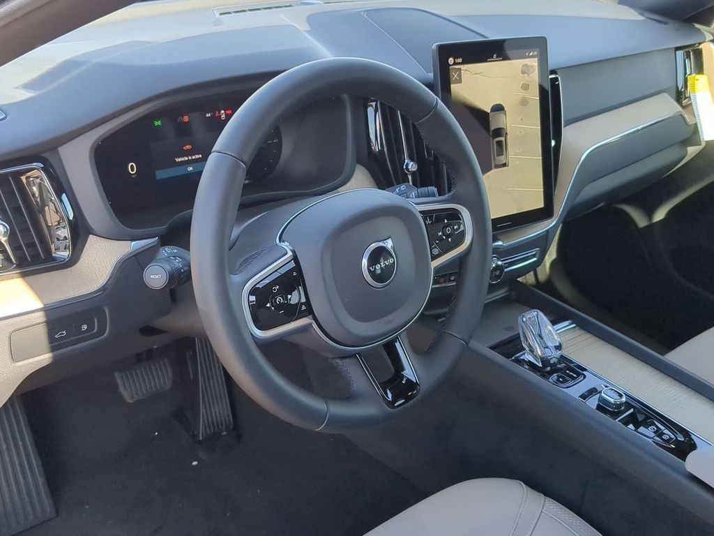 2026 Volvo XC60 Plus