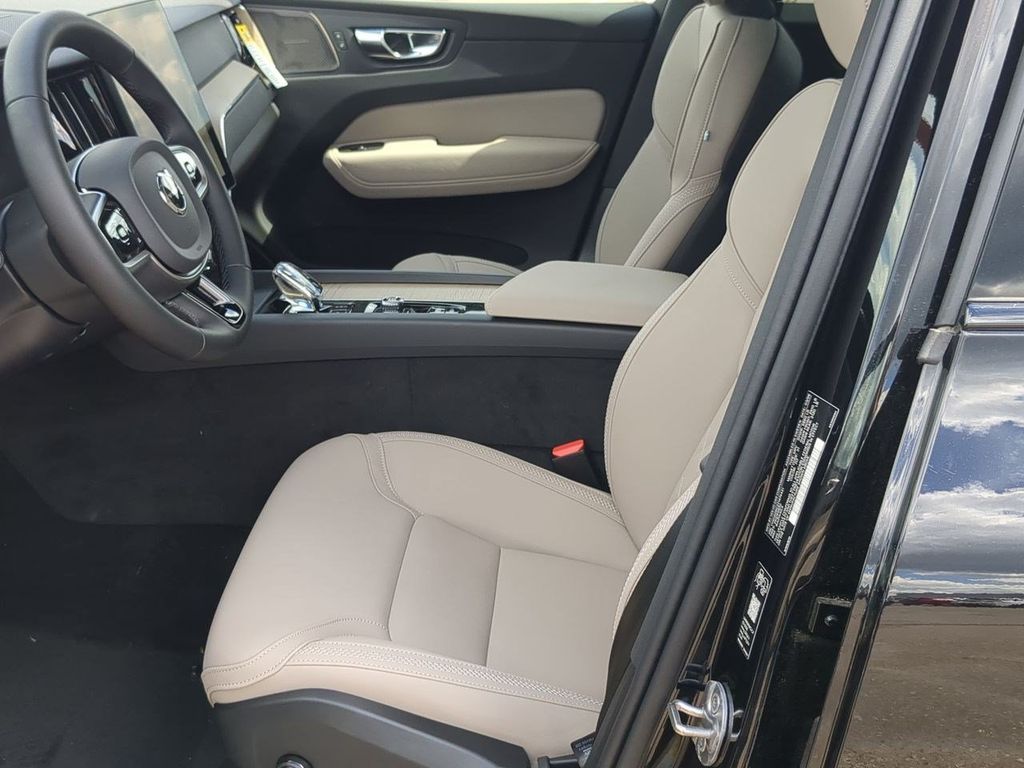 Thumbnail: 2026 Volvo XC60 - 10