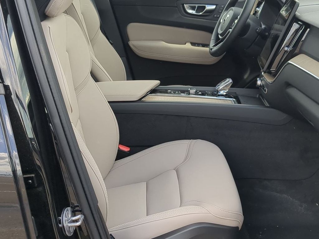 Thumbnail: 2026 Volvo XC60 - 11