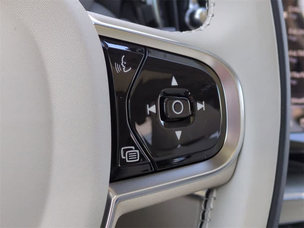 Thumbnail: 2025 Volvo XC60 - 32