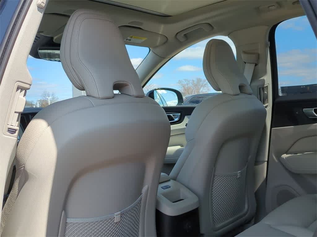Thumbnail: 2025 Volvo XC60 - 13