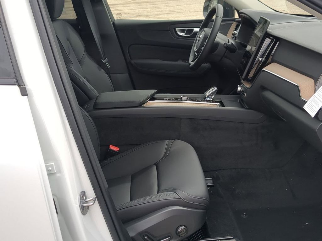 Thumbnail: 2026 Volvo XC60 - 11