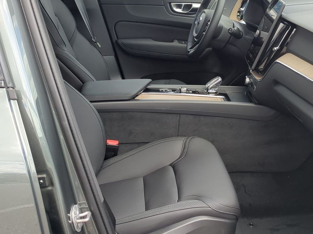 Thumbnail: 2026 Volvo XC60 - 11