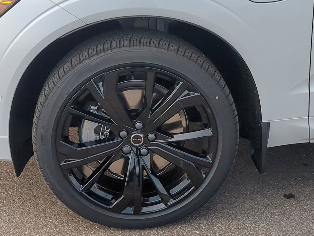 Thumbnail: 2026 Volvo XC60 - 8