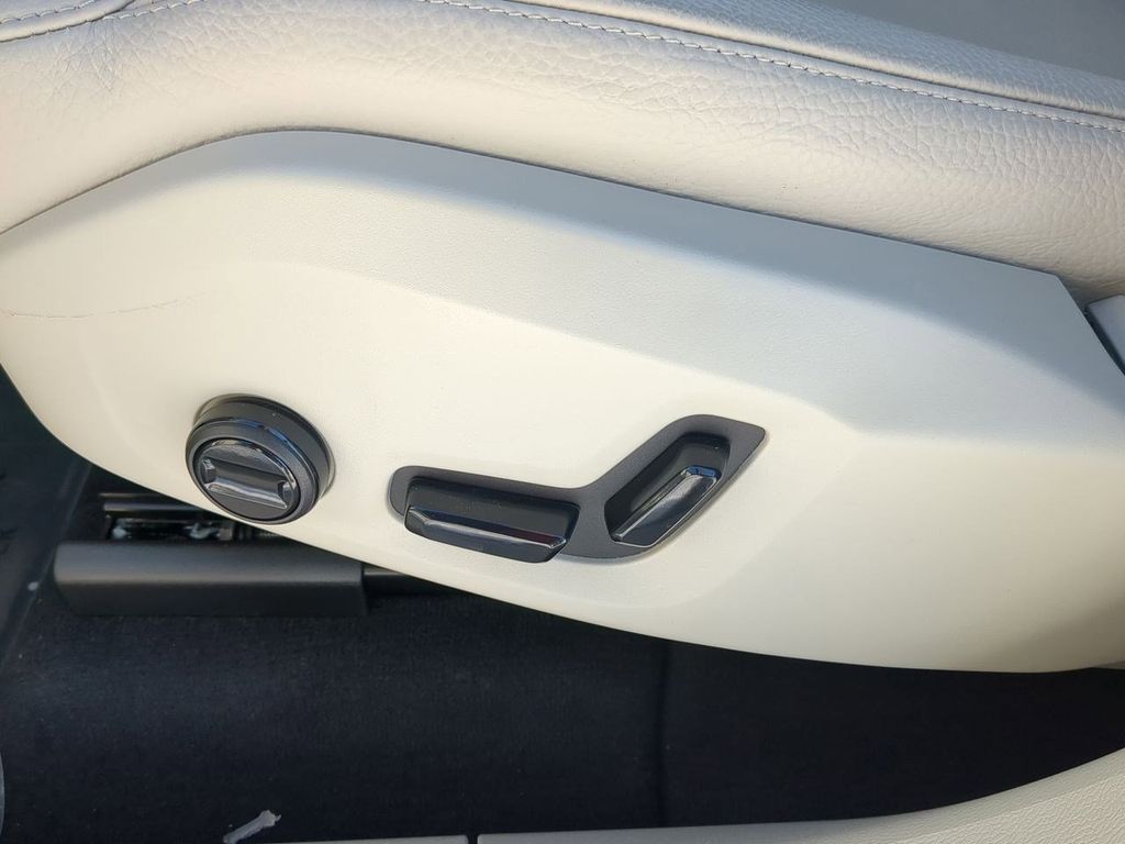 Thumbnail: 2025 Volvo XC60 - 24