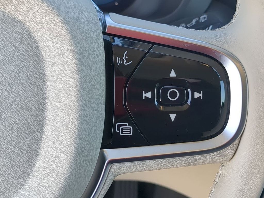 Thumbnail: 2025 Volvo XC60 - 28