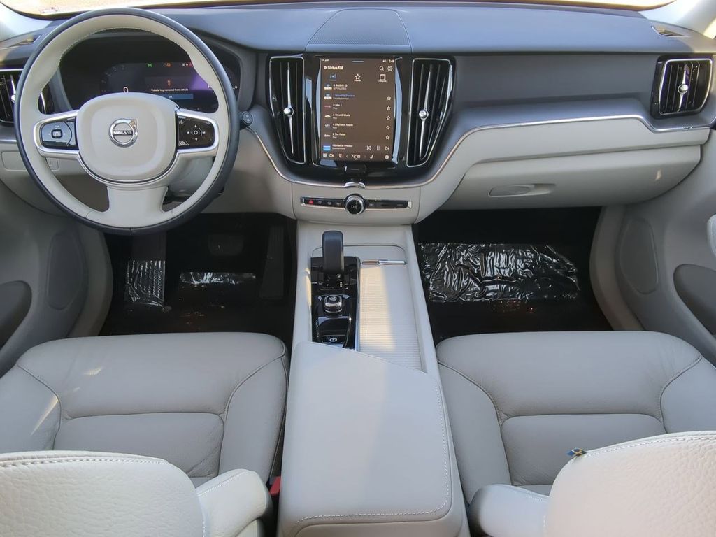 Thumbnail: 2025 Volvo XC60 - 9
