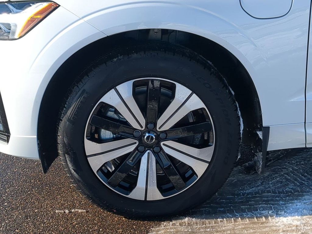 Thumbnail: 2025 Volvo XC60 - 8