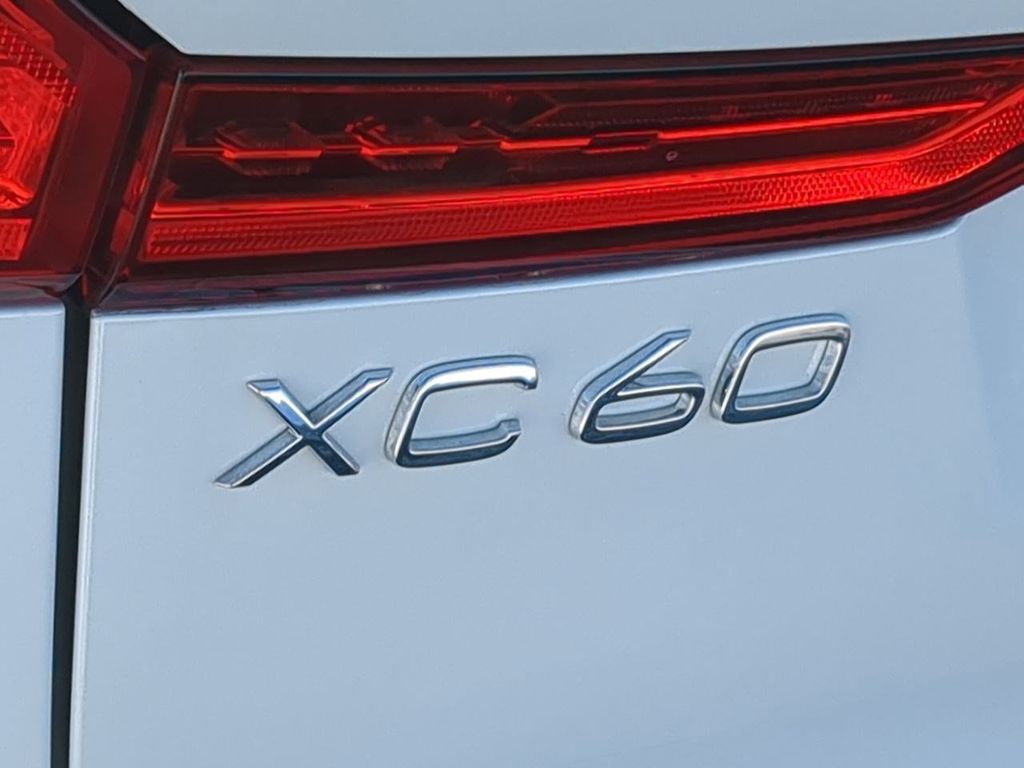 Thumbnail: 2025 Volvo XC60 - 23