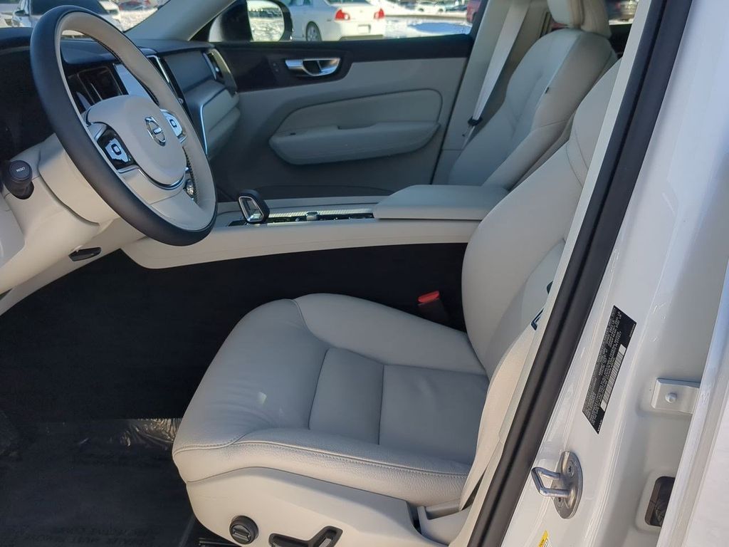 Thumbnail: 2025 Volvo XC60 - 10