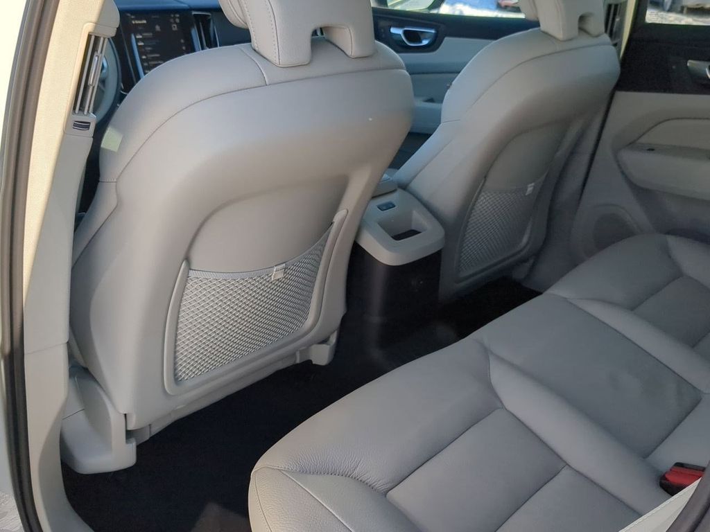 Thumbnail: 2025 Volvo XC60 - 12