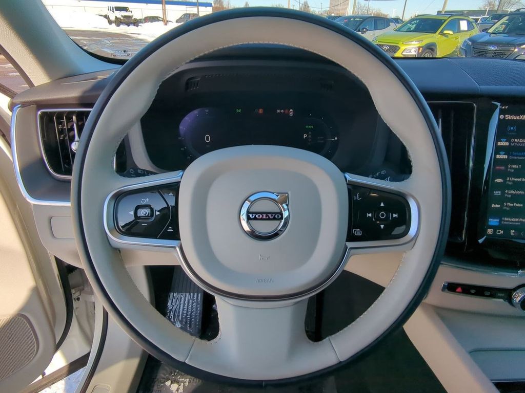 Thumbnail: 2025 Volvo XC60 - 13