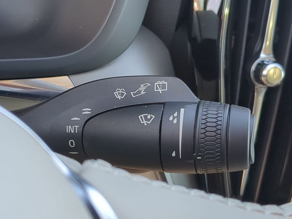 Thumbnail: 2025 Volvo XC60 - 29