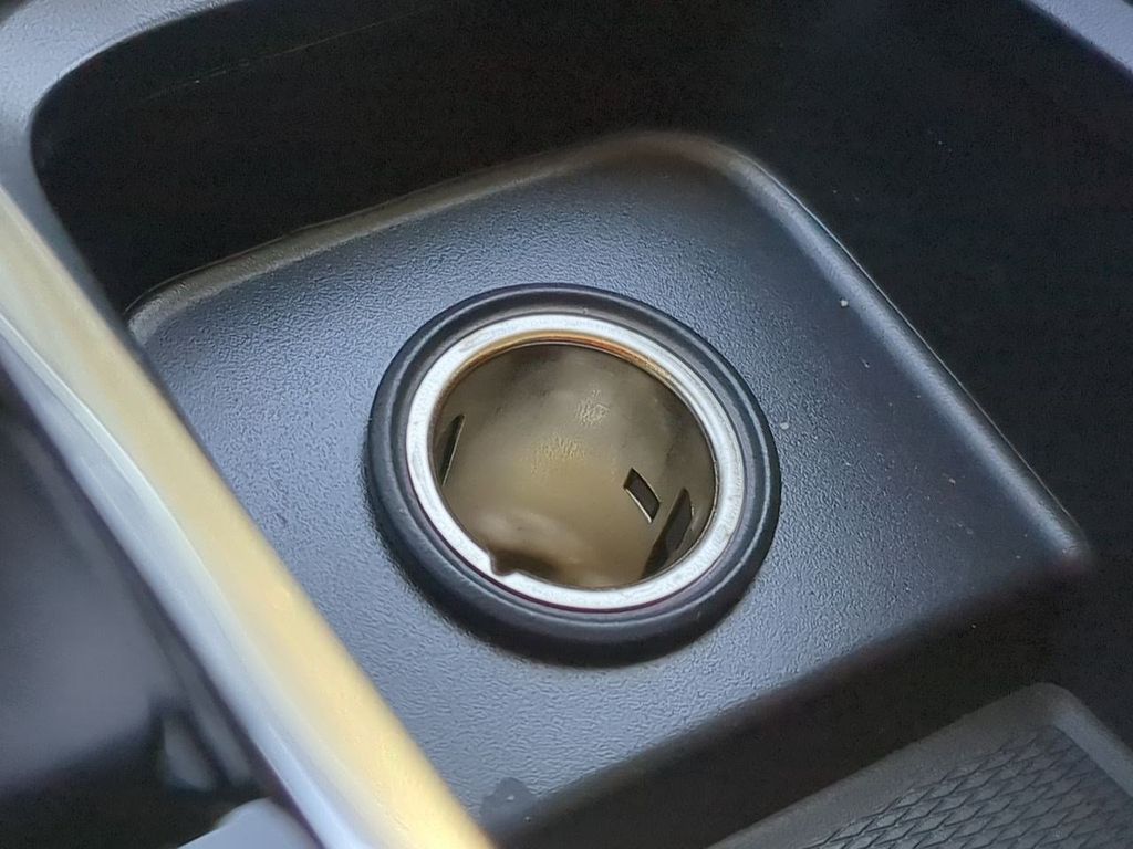 Thumbnail: 2025 Volvo XC60 - 32