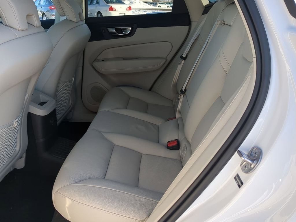 Thumbnail: 2025 Volvo XC60 - 25