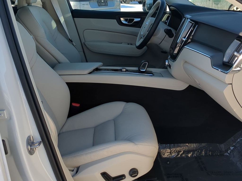 Thumbnail: 2025 Volvo XC60 - 11