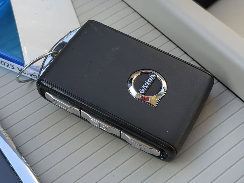 Thumbnail: 2025 Volvo XC60 - 18