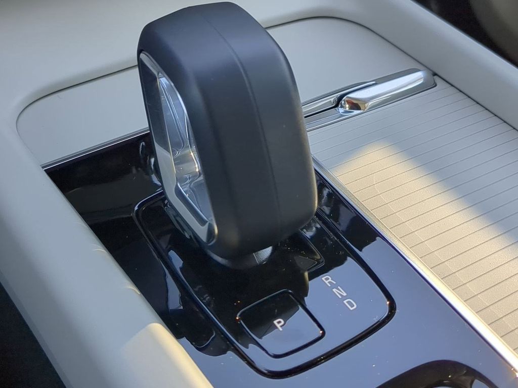 Thumbnail: 2025 Volvo XC60 - 15