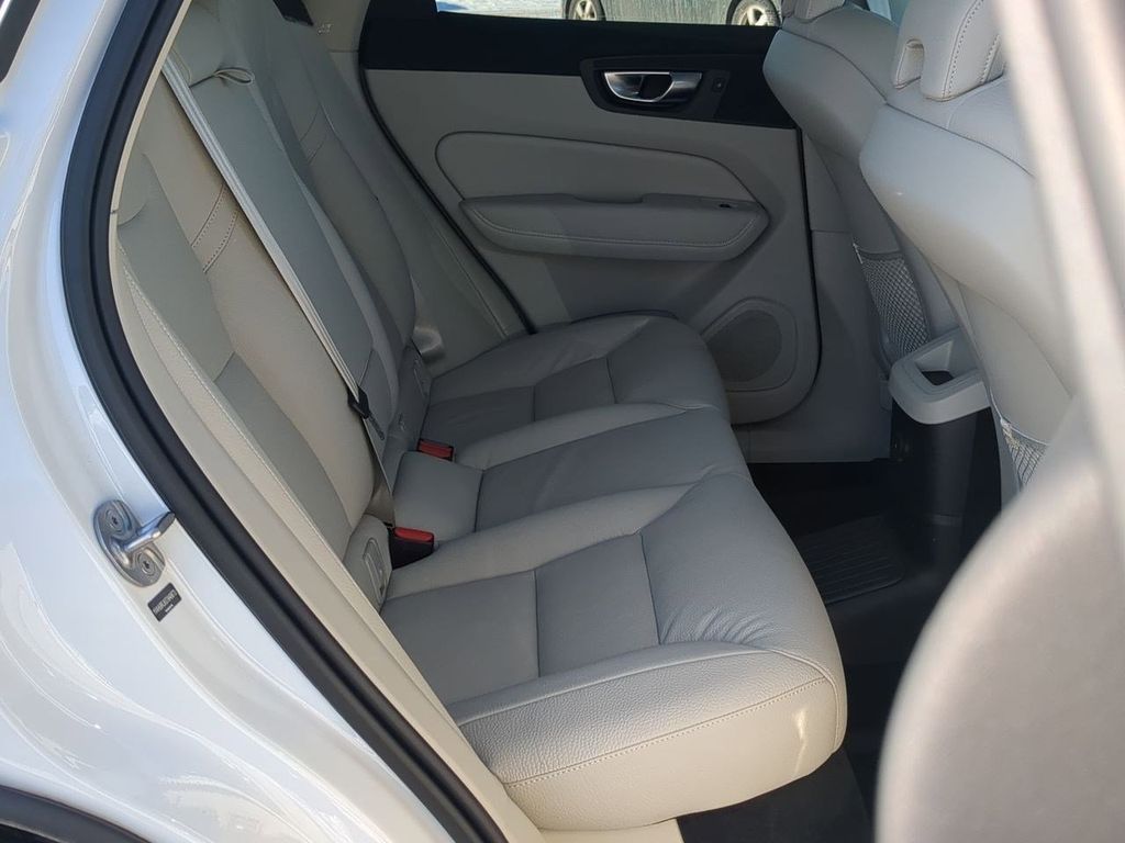 Thumbnail: 2025 Volvo XC60 - 26