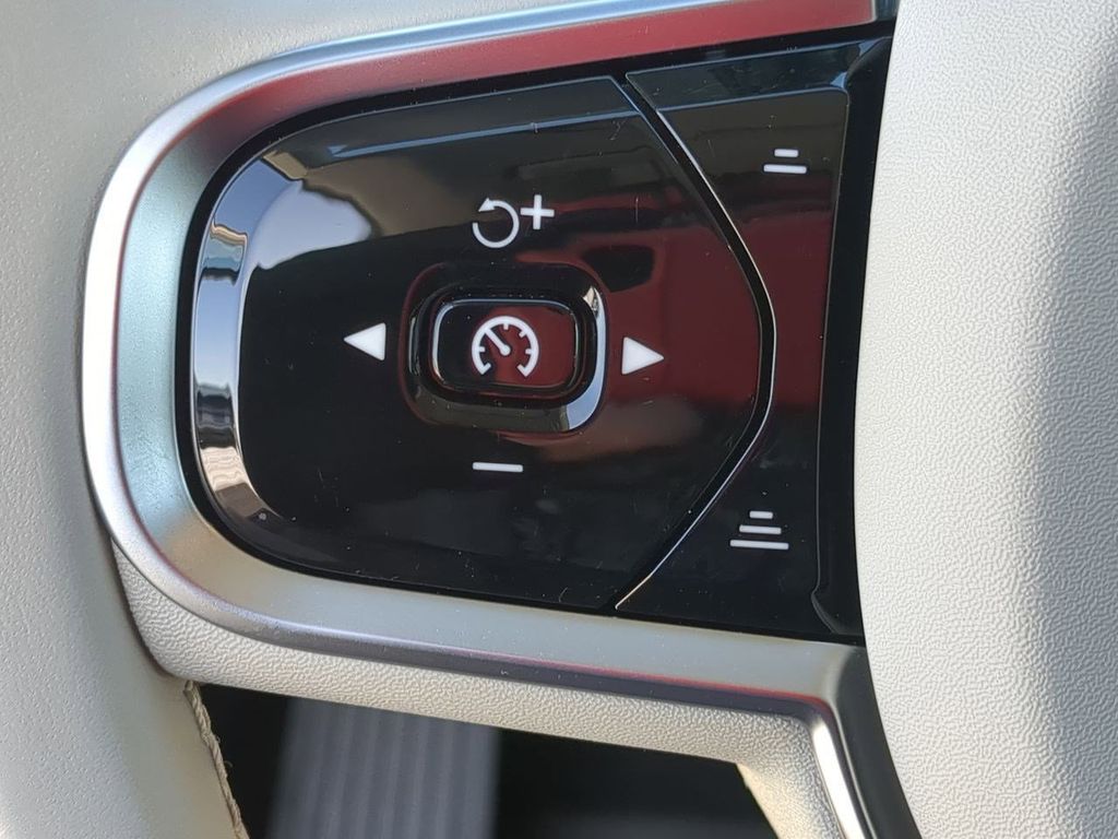 Thumbnail: 2025 Volvo XC60 - 27