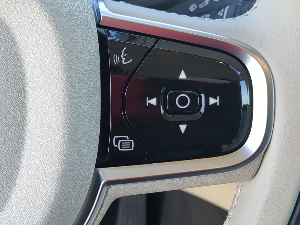 Thumbnail: 2025 Volvo XC60 - 28