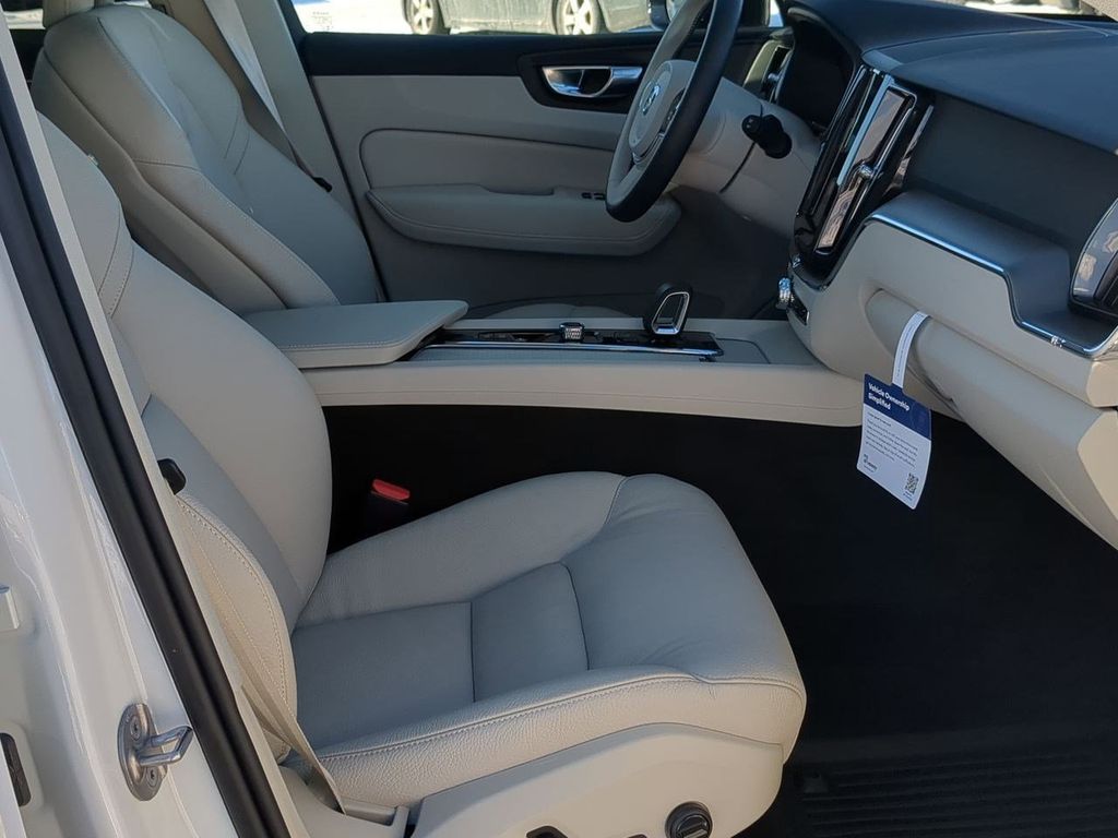 Thumbnail: 2025 Volvo XC60 - 11