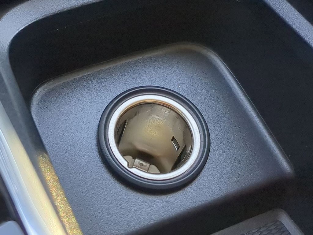 Thumbnail: 2025 Volvo XC60 - 32