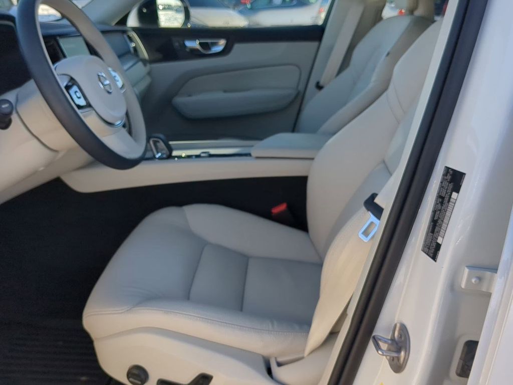 Thumbnail: 2025 Volvo XC60 - 10