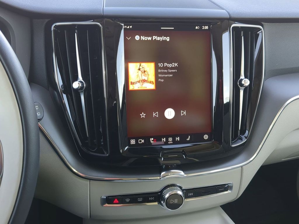 Thumbnail: 2025 Volvo XC60 - 14