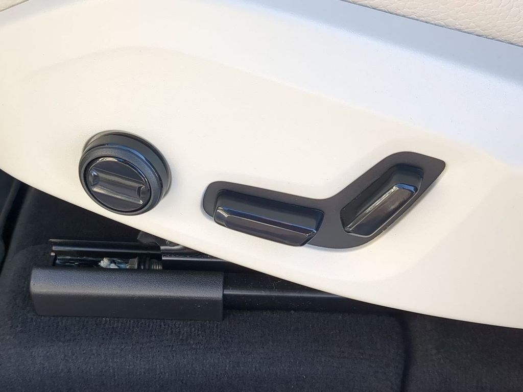 Thumbnail: 2025 Volvo XC60 - 25