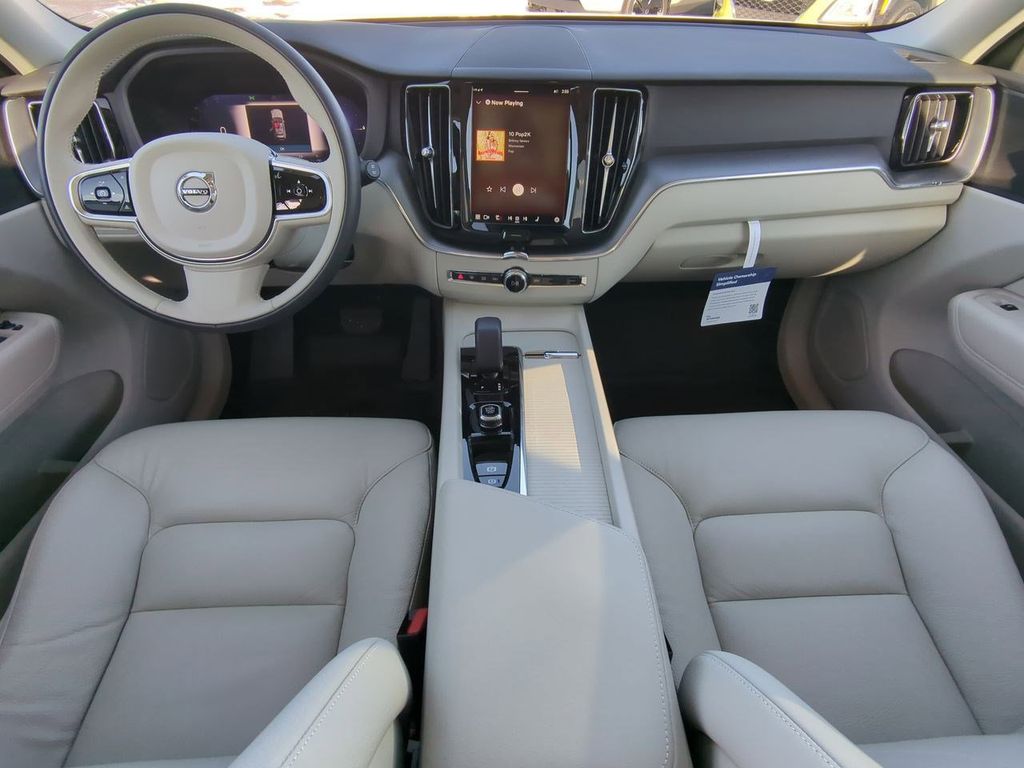 Thumbnail: 2025 Volvo XC60 - 9