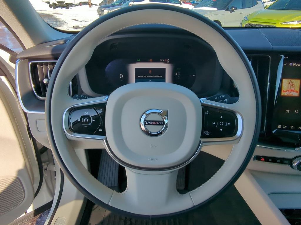 Thumbnail: 2025 Volvo XC60 - 13