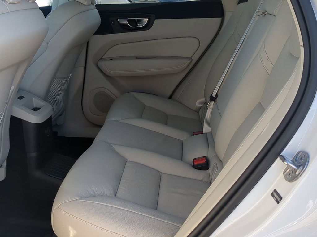 Thumbnail: 2025 Volvo XC60 - 12