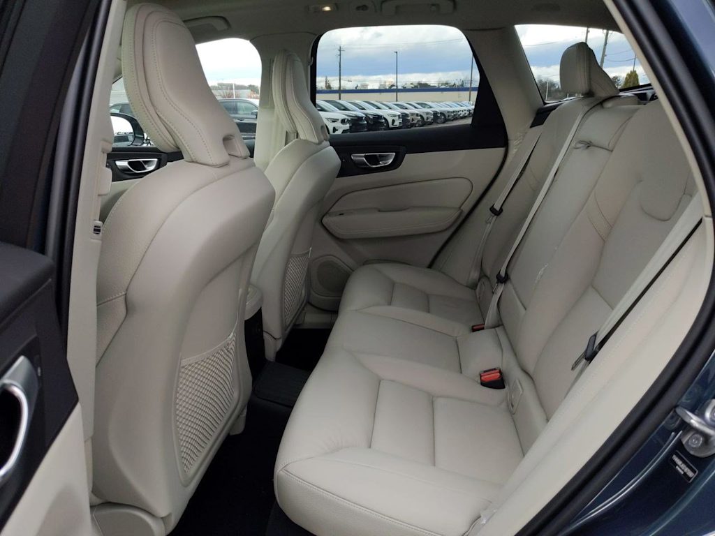 2025 Volvo XC60 T8 Core 22