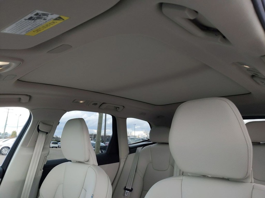 2025 Volvo XC60 T8 Core 21