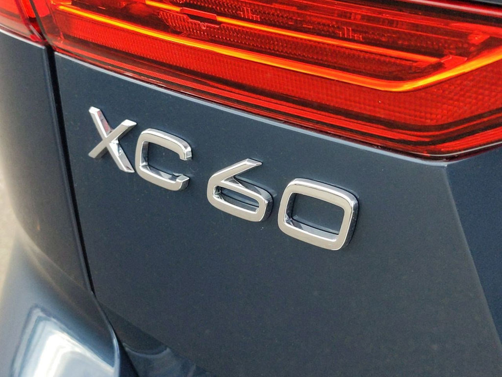 2025 Volvo XC60 T8 Core 20
