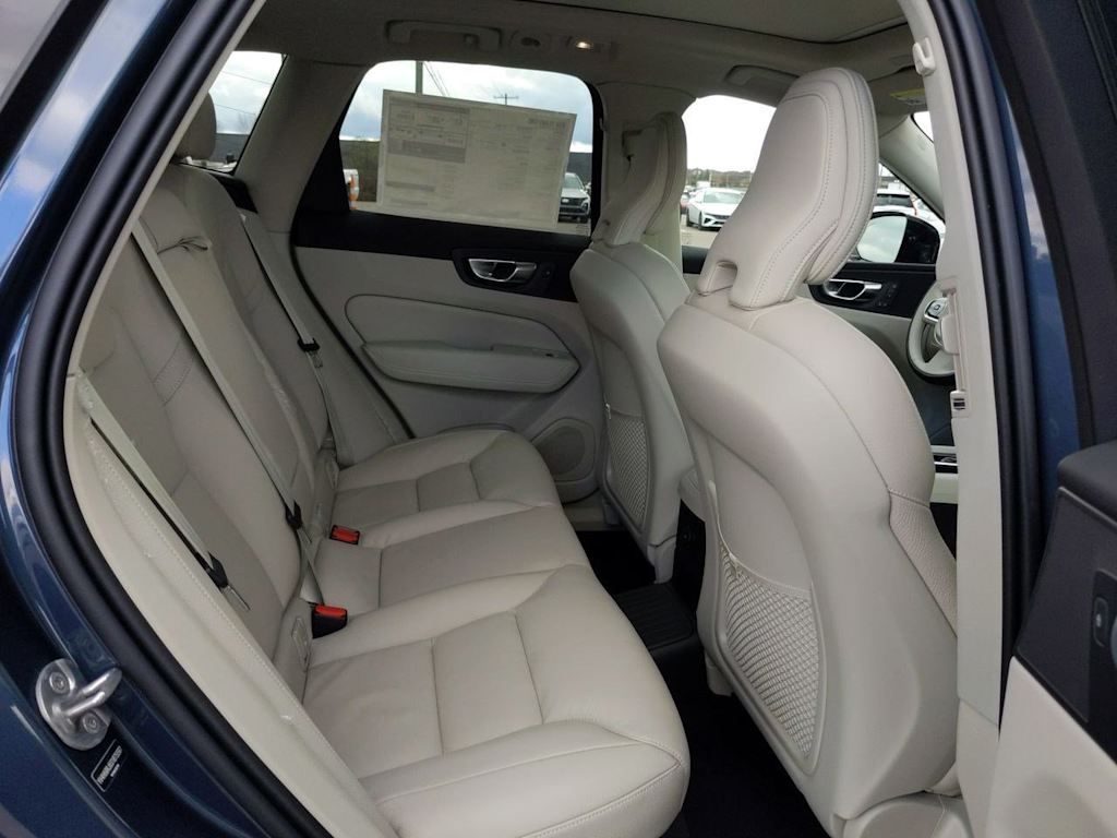 2025 Volvo XC60 T8 Core 23