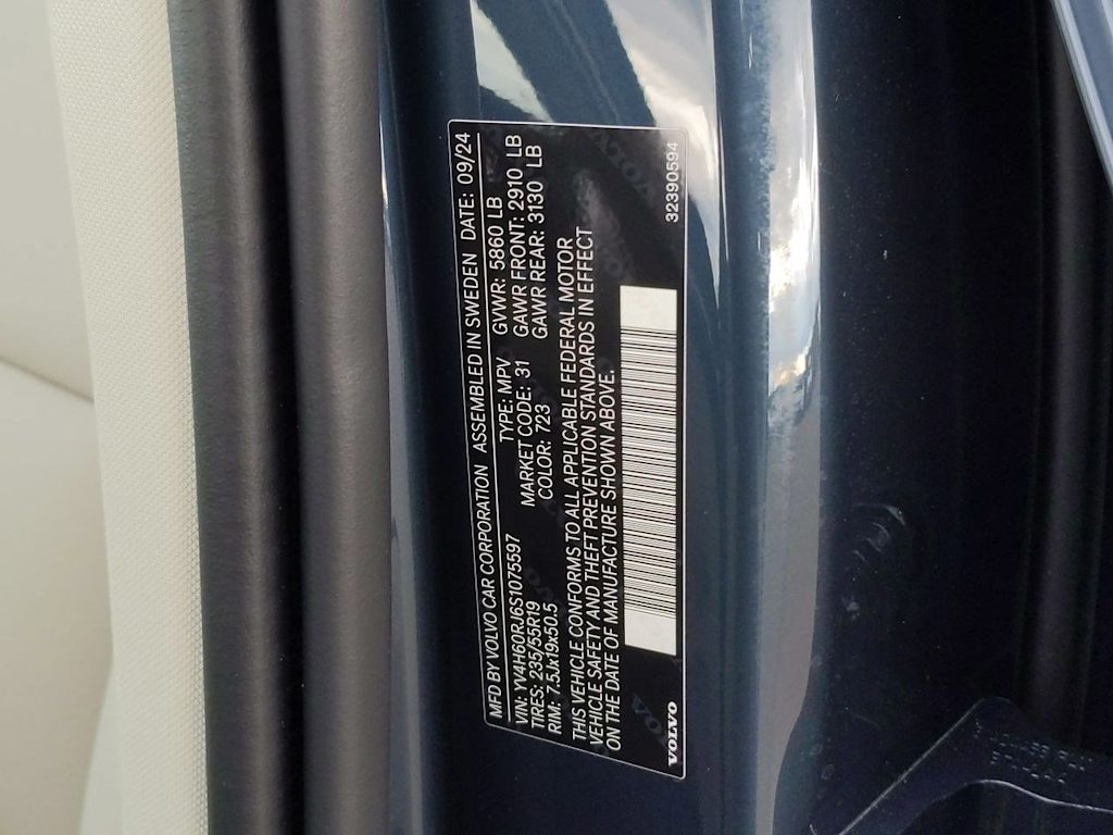 2025 Volvo XC60 T8 Core 16