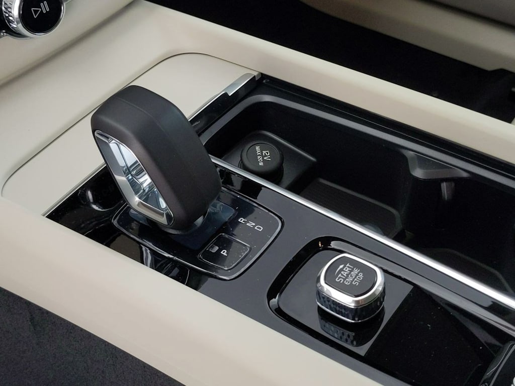 2025 Volvo XC60 T8 Core 25