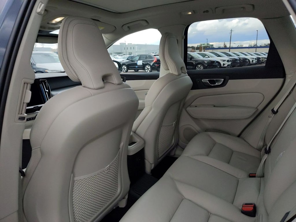 2025 Volvo XC60 T8 Core 12