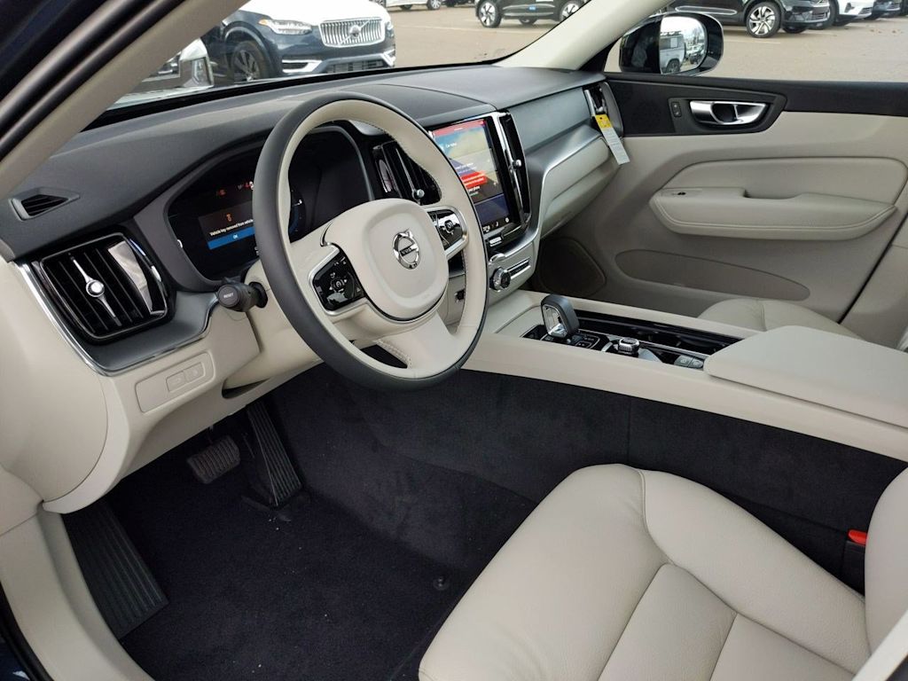 2025 Volvo XC60 T8 Core 2