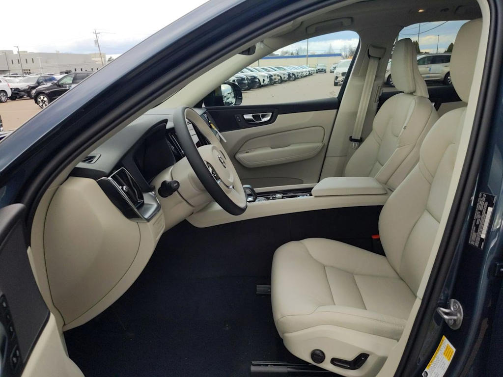 2025 Volvo XC60 T8 Core 10