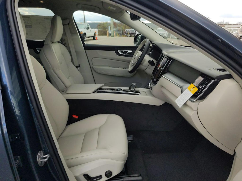 2025 Volvo XC60 T8 Core 11