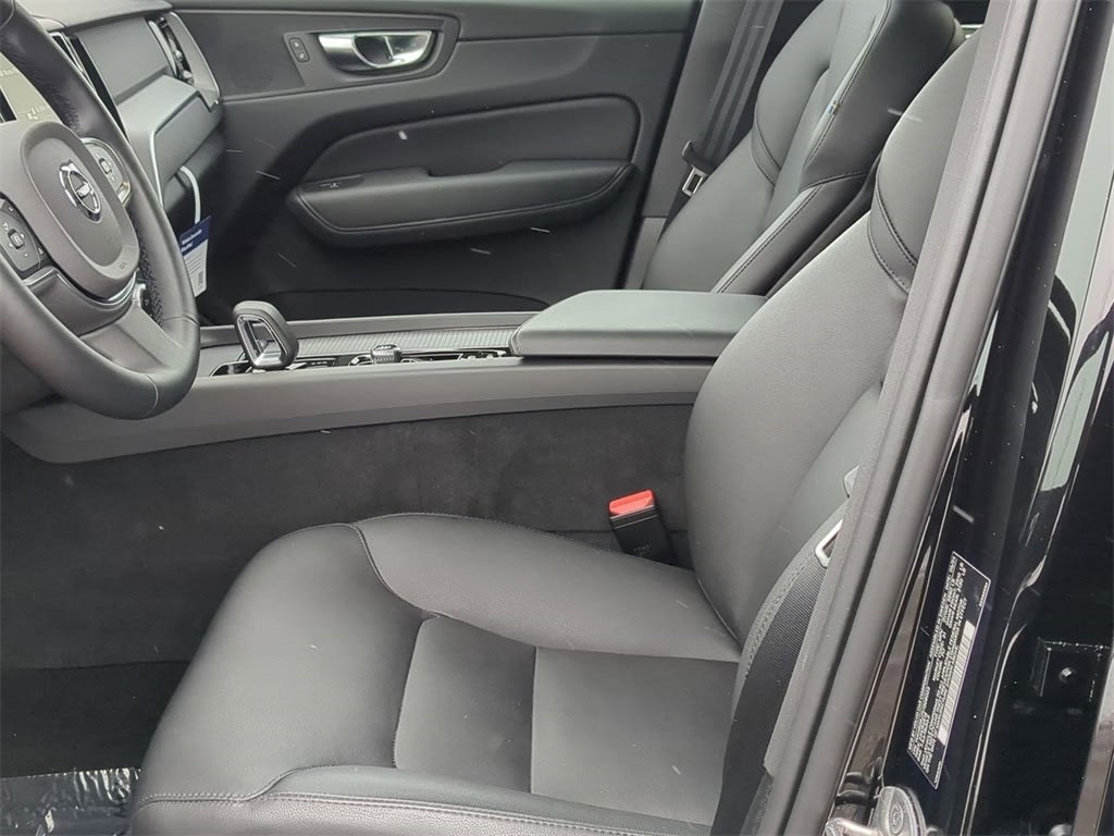 Thumbnail: 2025 Volvo XC60 - 10