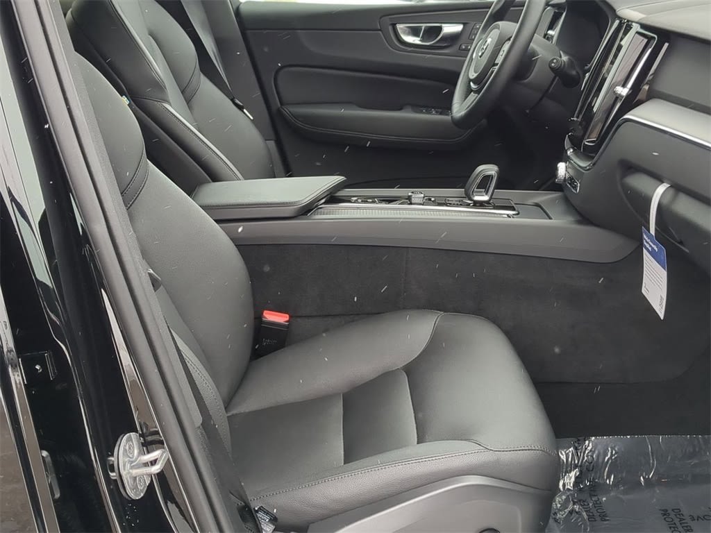 Thumbnail: 2025 Volvo XC60 - 11