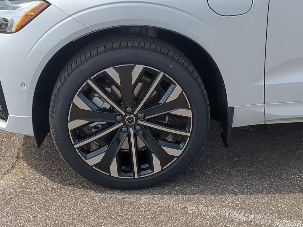Thumbnail: 2026 Volvo XC60 - 8